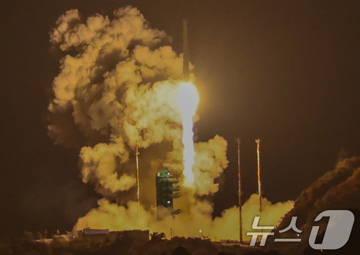 한국형 발사체 누리호&#40;KSLV-Ⅱ&#41;가 27일 새벽 전남 고흥군 나로우주센터에서 4차 발사를 맞아 우주로 날아오르고 있다. 차세대중형위성 3호&#40;1기&#41;를 비롯해 큐브위성 12기 등 총 13기의 위성을 실은 누리호는 오로라를 비롯한 우주환경 관측부터 항암제 연구 등 우주 바이오 실험까지 다양한 임무를 추진한다. 2025.11.27/뉴스1 ⓒ News1 안은나 기자