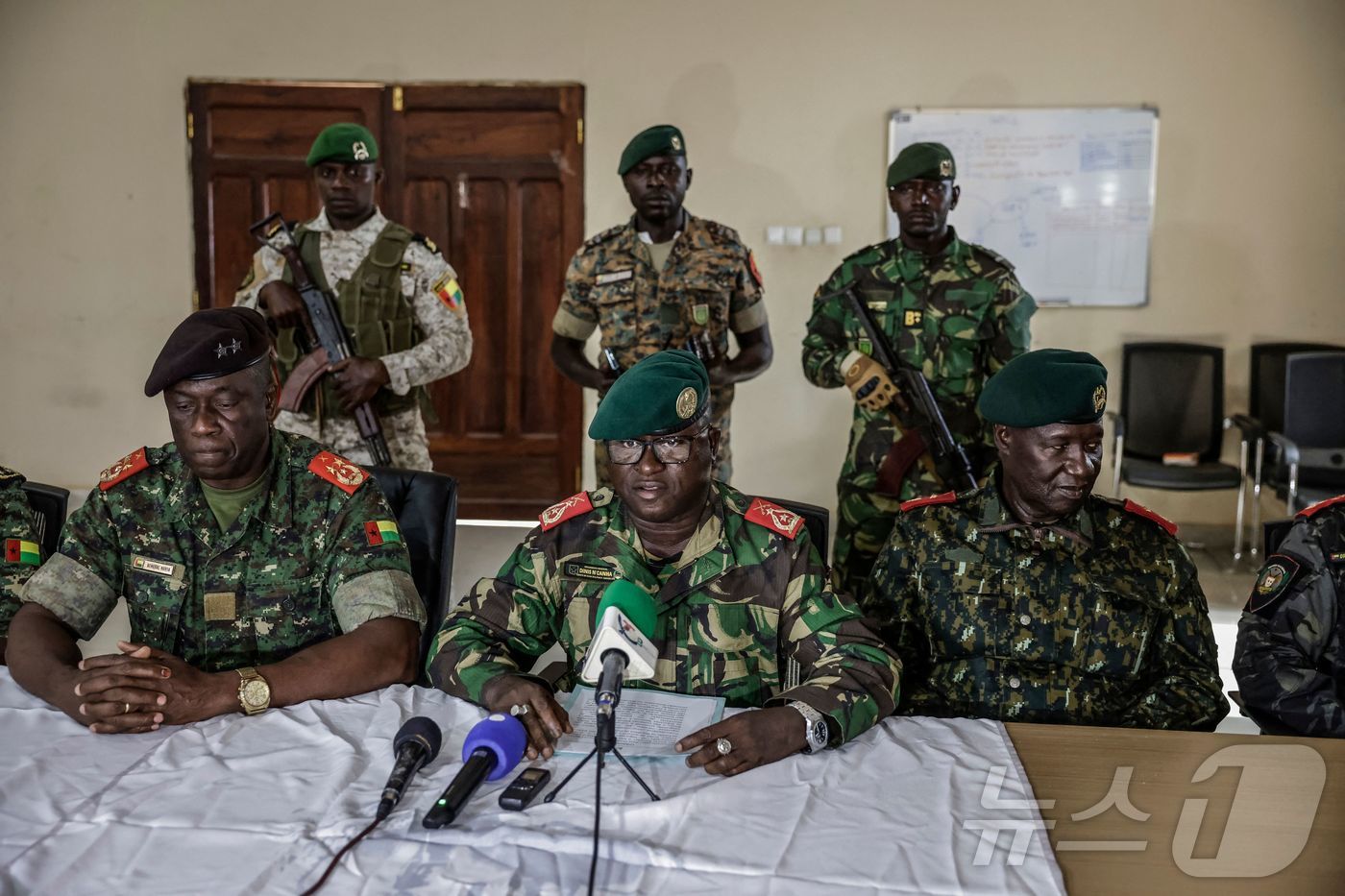 26일(현지시간) 총참모부 청사에서 기자회견을 연 기니비사우 군부.2025.1126.ⓒ AFP=뉴스1