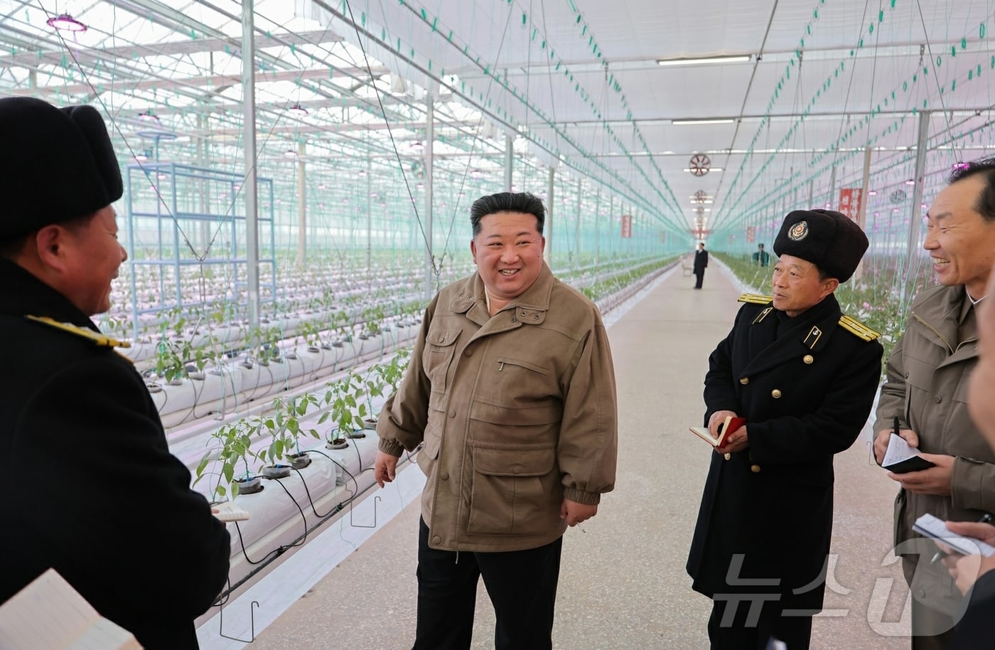 &#40;평양 노동신문=뉴스1&#41; = 북한 노동당 기관지 노동신문은 27일 김정은 당 총비서가 26일 신의주온실종합농장을 현지지도했다고 보도했다. [국내에서만 사용가능. 재배포 금지. DB 금지. For Use Only in the Republic of Korea. Redistribution Prohibited] rodongphoto@news1.kr