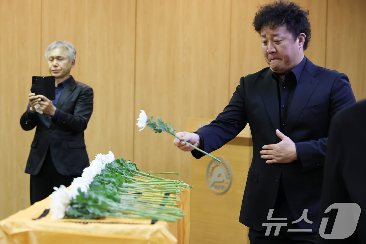 국민배우 이순재가 91세를 일기로 별세한 가운데, 27일 오전 서울 송파구 아산병원에서 열린 영결식에서 배우 정준하가 헌화하고 있다. 이순재는 지난해 연극 '고도를 기다리며를 기다리며'를 마지막으로 활동을 중단하고 건강 악화로 재활 치료를 받던 중 사망 소식을 전해 안타까움을 자아내고 있다. (공동취재) 2025.11.27/뉴스1 ⓒ News1 김명섭 기자