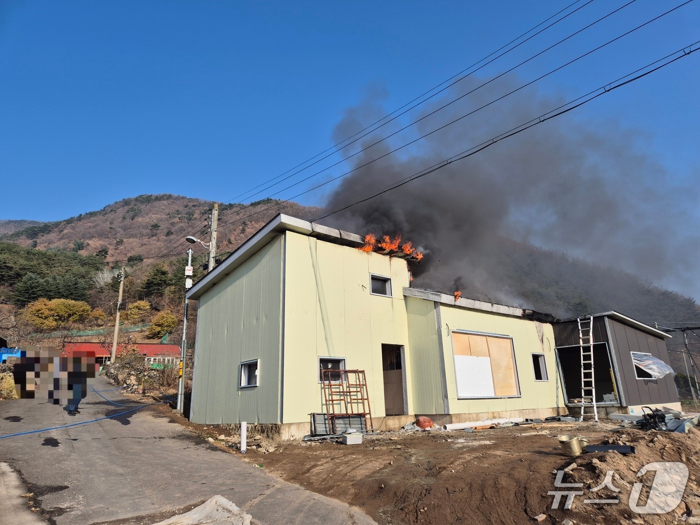 26일 오후 2시19분쯤 경북 영천시 자양면의 한 단독주택 신축 현장에서 불이나 소방 당국이 진화하고 있다.(경북소방본부 제공. 재판매 및 DB 금지)2025.11.27/뉴스1