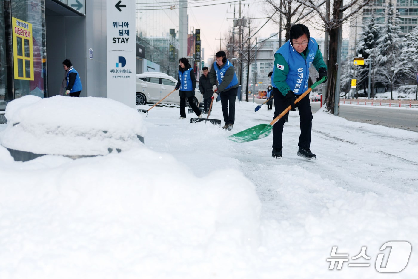 제설작업 나선 박병규 광주 광산구청장과 공직자들. (광산구 제공. 재판매 및 DB 금지)