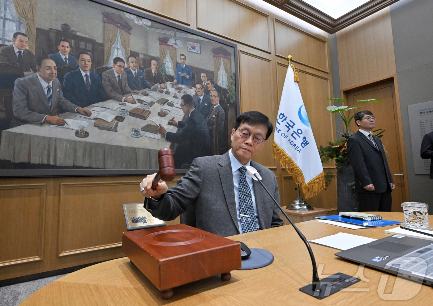 이창용 한국은행 총재가 27일 오전 서울 중구 한국은행 본관에서 열린 금융통화위원회 본회의에서 의사봉을 두드리고 있다. &#40;공동취재&#41; 2025.11.27/뉴스1 ⓒ News1 이호윤 기자