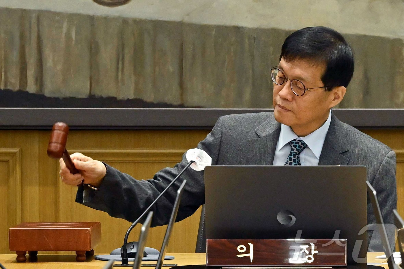 이창용 한국은행 총재가 27일 서울 중구 한국은행에서 열린 금융통화위원회 본회의에서 의사봉을 두드리고 있다. &#40;공동취재&#41; 2025.11.27/뉴스1 ⓒ News1 이호윤 기자