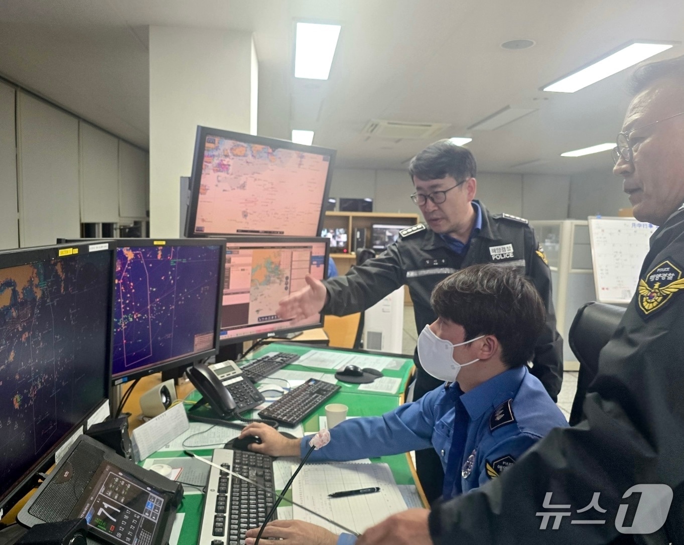 김기용 여수해양경찰서장이 27일 VTS관제센터를 방문해 해상 통제 임무를 총괄 지휘하고 있다. (여수해경 제공. 재판매 및 DB금지)