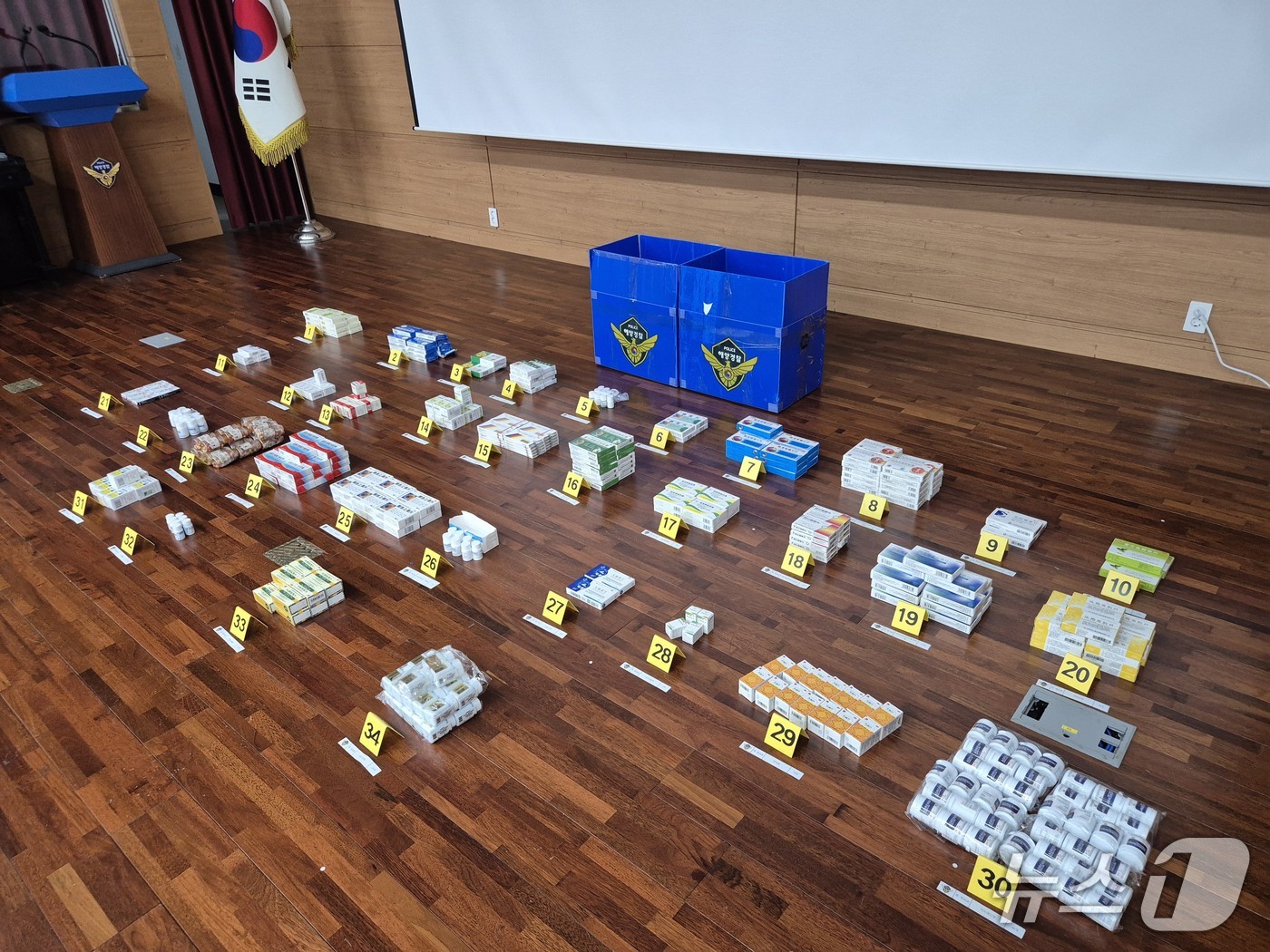 50대 A 씨가 불법 판매를 위해 보관하고 있던 중국산 의약품 1만7000여 정.(서귀포해양경찰서 제공. 재판매 및 DB 금지)