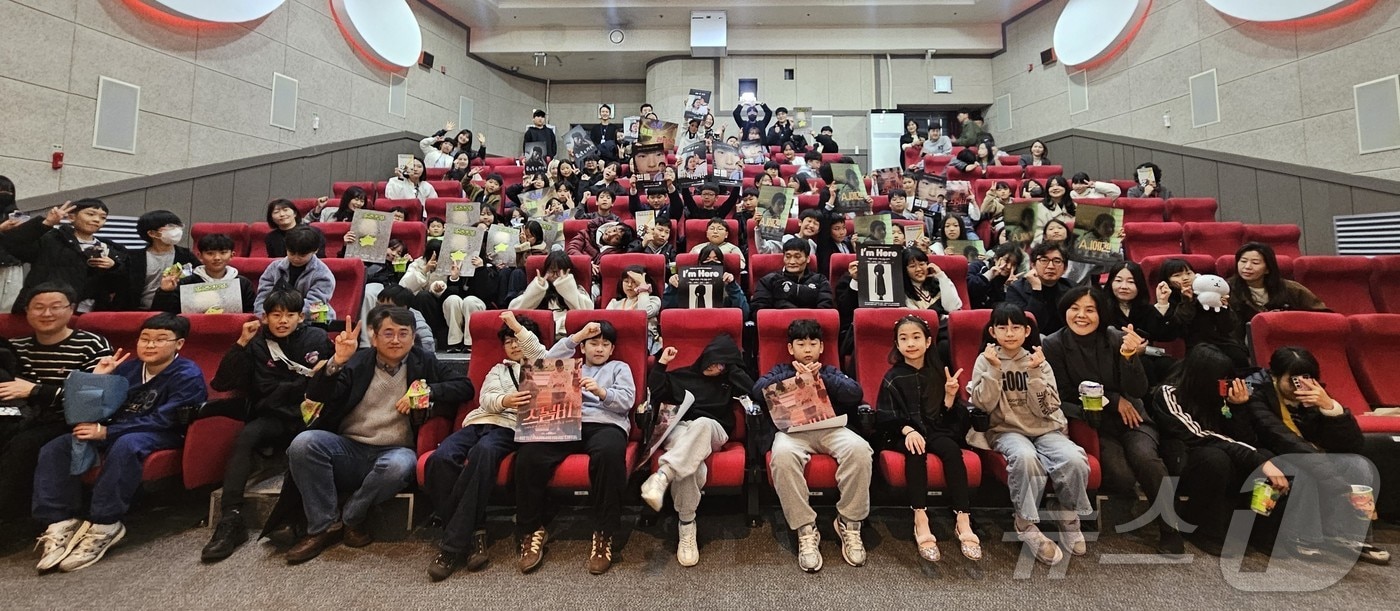 광주 독립영화관에서 제5회 무등영화제가 열린 가운데 어린이들이 제작한 영화를 교사들과 함께 관람하고 있다.&#40;광주실천교육교사모임 제공. 재배포 및 DB 금지&#41;