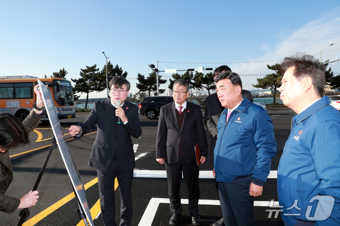김두겸 울산시장이 27일 울산 아산로에서 교통체계 개선 관련 현장 점검을 하고 있다. (울산시 제공. 재판매 및 DB 금지) /뉴스1