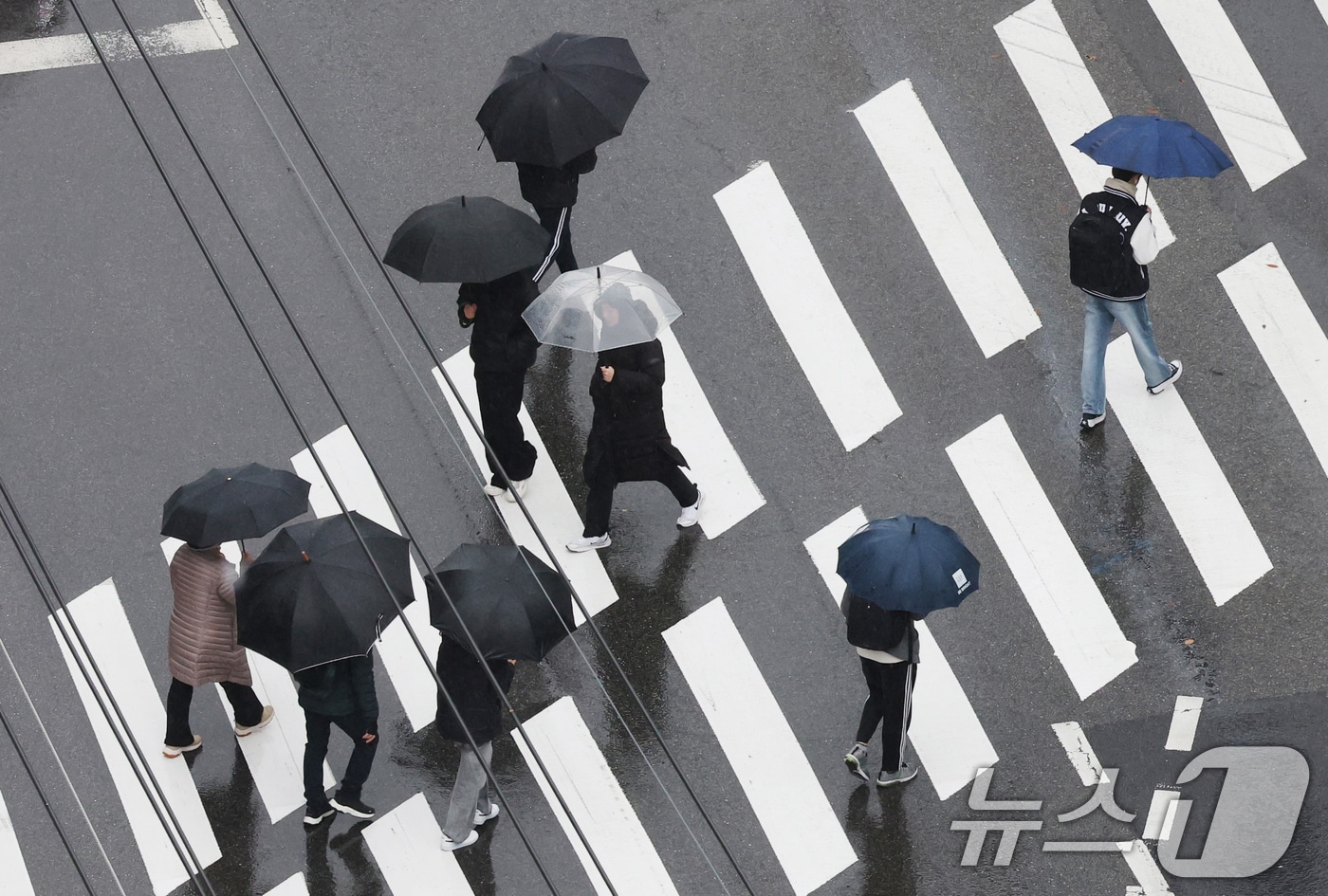 경기 수원시 영통구 아주대학교 근처에서 시민들과 학생들이 우산을 쓰고 지나가고 있다. 2025.11.27/뉴스1 ⓒ News1 김영운 기자