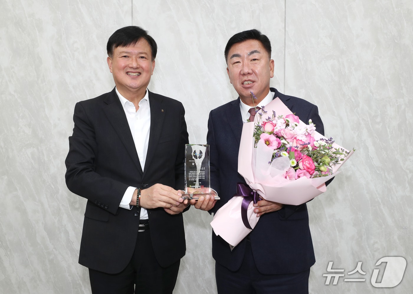 왼쪽부터 이용선 충북농협 총괄본부장, 이범석 청주시장.&#40;시 제공&#41;/뉴스1