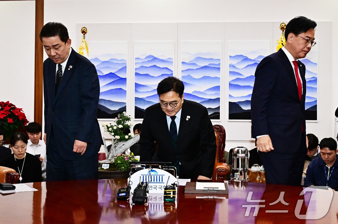 우원식 국회의장(가운데)과 김병기 더불어민주당(왼쪽), 송언석 국민의힘 원내대표가 27일 서울 여의도 국회 의장실에서 열린 여야원내대표 회동에서 기념촬영을 마친후 각자 자리로 돌아가고 있다. (공동취재) 2025.11.27/뉴스1 ⓒ News1 유승관 기자