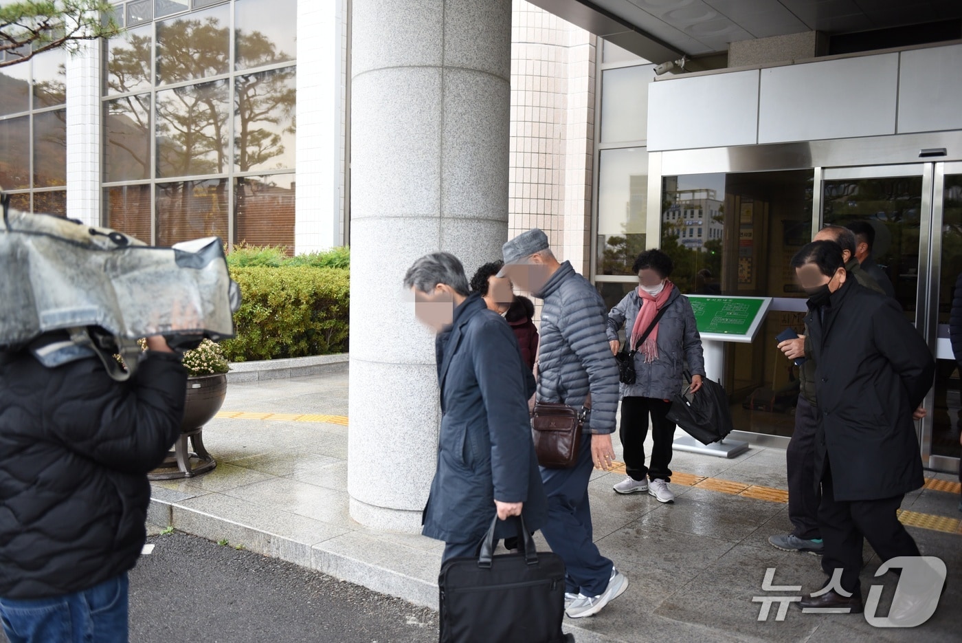 여순사건 보상금을 지급하지 않은 변호사가 27일 타 재판을 마친 후 유족들과 간담회를 하기 위해 이동하고 있다.
