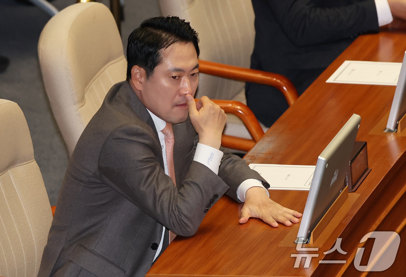 장동혁 국민의힘 대표가 27일 서울 여의도 국회에서 열린 제429회국회&#40;정기회&#41; 제13차 본회의에 참석해 자리에 앉아 있다. 2025.11.27/뉴스1 ⓒ News1 장수영 기자