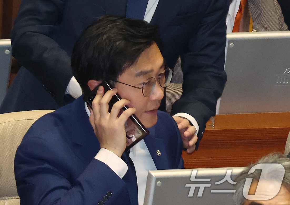 장경태 더불어민주당 의원이 27일 서울 여의도 국회에서 열린 제429회국회(정기회) 제13차 본회의에 참석해 통화를 하고 있다.2025.11.27/뉴스1 ⓒ News1 장수영 기자