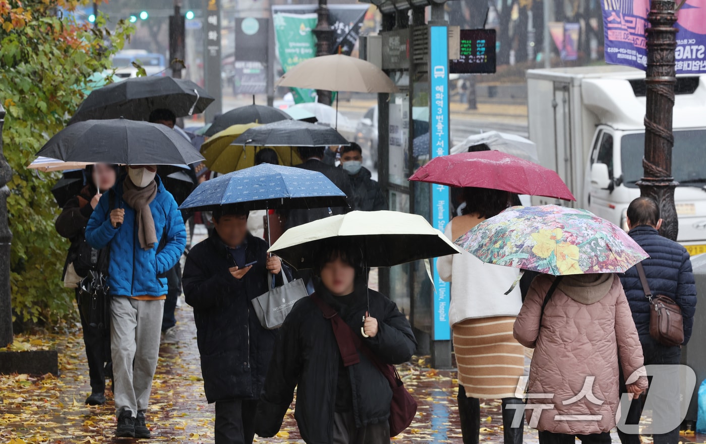 시민들이 우산을 쓰고 발걸음을 옮기고 있다.(사진은 기사 내용과 무관함) / 뉴스1 ⓒ News1