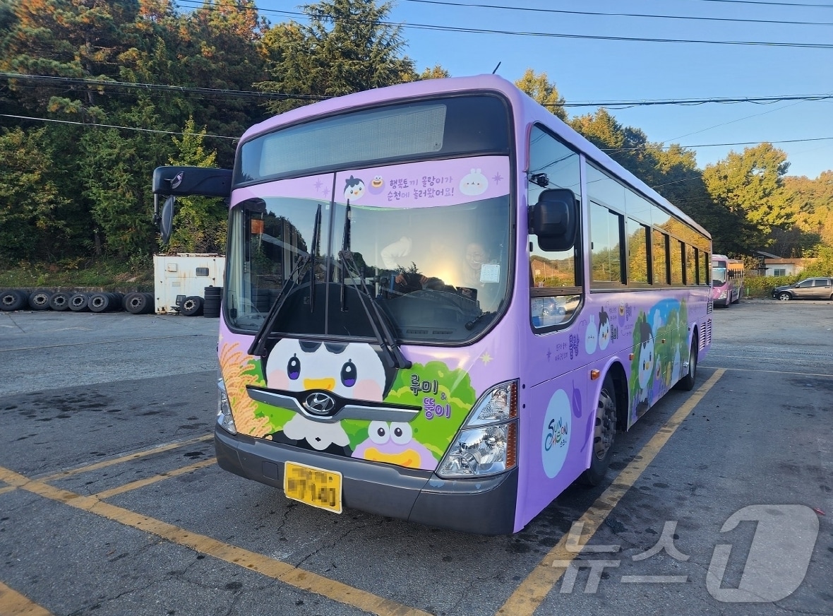 순천시가 한시적으로 운영하는 '루미뚱이x몰랑이' 캐릭터 버스 외관. (순천시 제공. 재판매 및 DB금지) ⓒ News1 김성준 기자
