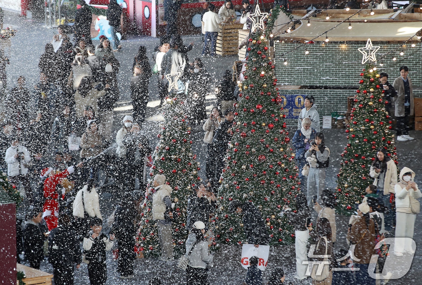 지난달 부산 해운대구 영화의전당에서 열린 &#39;크리스마스 빌리지 부산 2025&#39;.  크리스마스인 오는 25일까지 열린다. 2025.11.27/뉴스1 ⓒ News1 윤일지 기자
