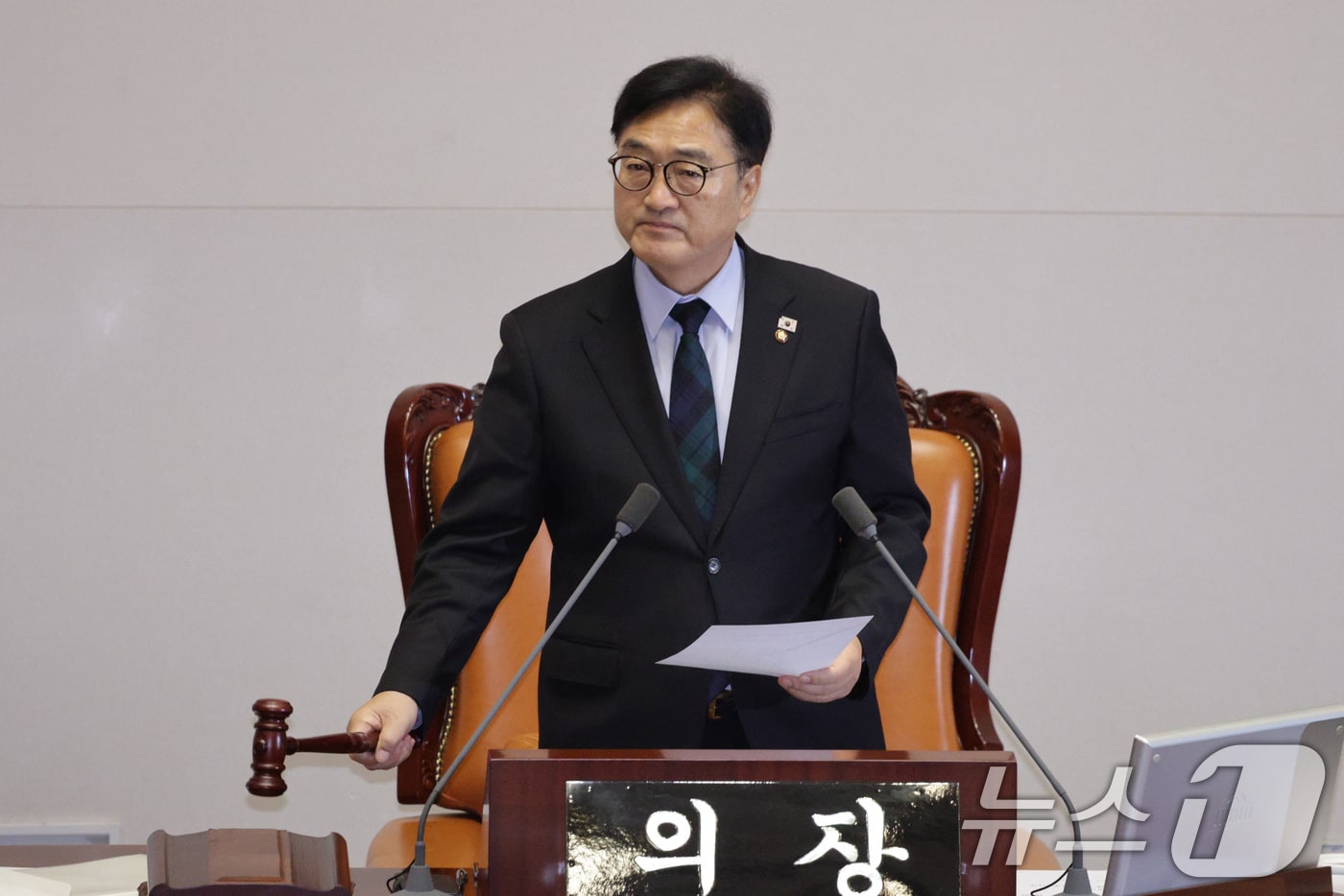 우원식 국회의장이 지난 11월 27일 서울 여의도 국회에서 열린 제429회 국회&#40;정기회&#41; 제13차 본회의에서 의사봉을 두드리고 있다. 2025.11.27/뉴스1 ⓒ News1 신웅수 기자