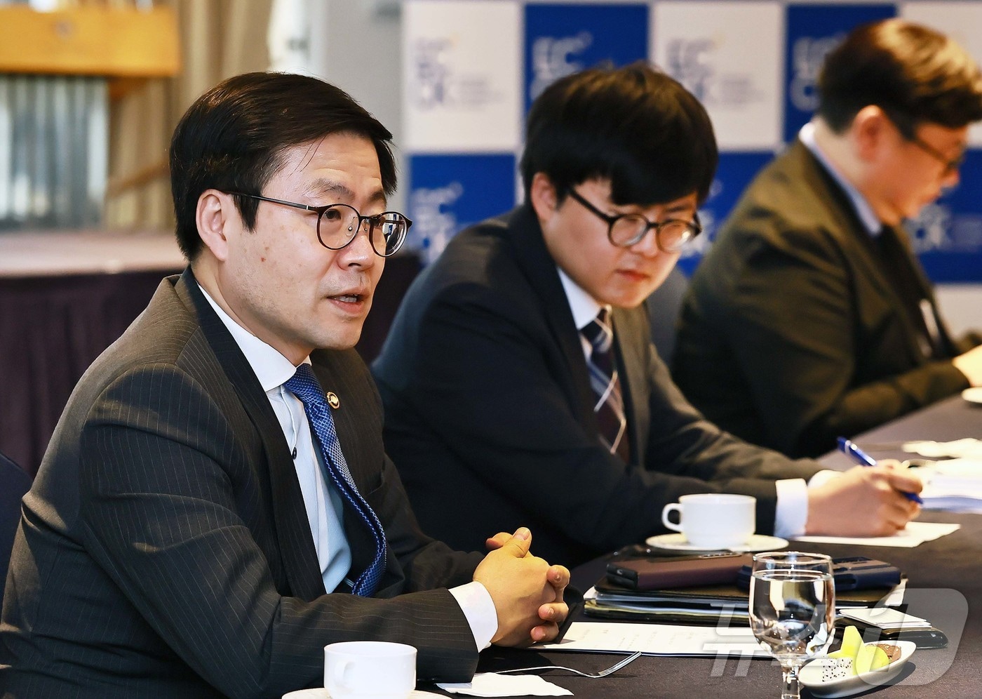 여한구 산업통상부 통상교섭본부장이 27일 오후 서울 중구 롯데호텔에서 필립 반 후프 ECCK 회장을 비롯해 스테판 언스트 총장 등 협회 관계자와 다양한 분야의 유럽기업 대표들이 참석한 가운데 열린 '주한유럽상공회의소(ECCK) 및 주한 EU 기업 간담회'를 주재하고 있다. (산업통상자원부 제공. 재판매 및 DB 금지) 2025.11.27/뉴스1