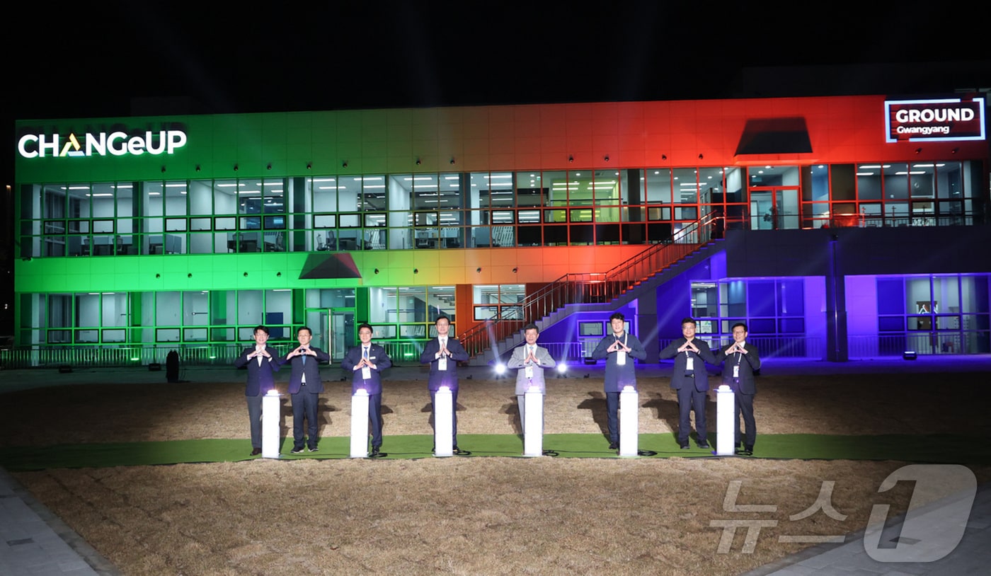 광양시와 포스코홀딩스가 지난 26일 체인지업그라운드 광양 개관식을 열고 기념사진을 촬영하고 있다. &#40;광양시 제공. 재판매 및 DB금지&#41; ⓒ News1 김성준 기자