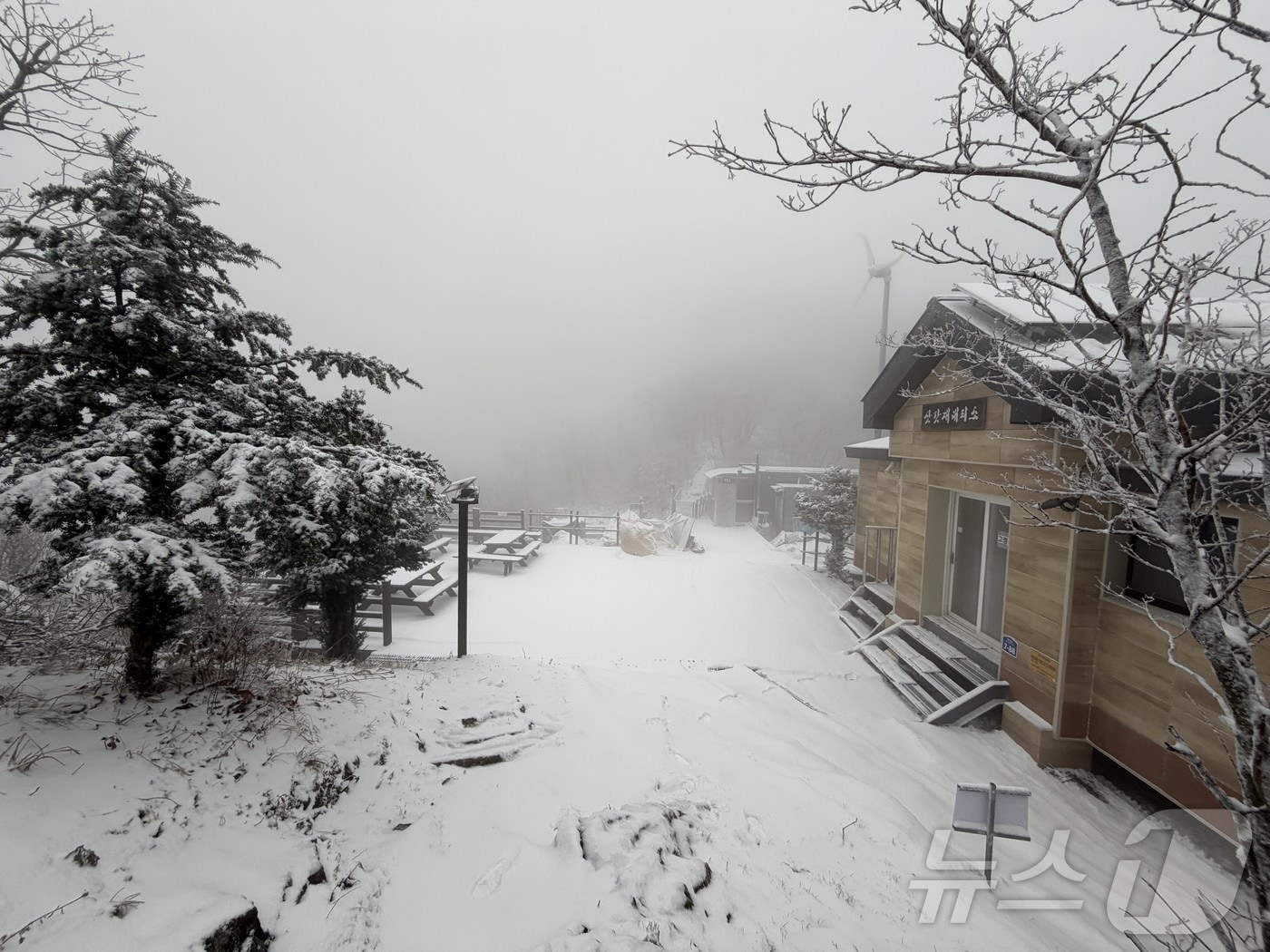 전북 무주군에 위치한 덕유산 삿갓재 대피소 앞에 눈이 쌓였다.(덕유산국립공원 제공. 재판매 및 DB 금지) 2025.11.27/뉴스1 ⓒ News1 장수인 기자