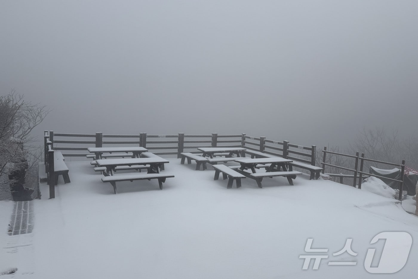 전북 무주군 덕유산에 눈이 쌓인 모습.&#40;덕유산국립공원사무소 제공. 재판매 및 DB 금지&#41; 2025.11.27/뉴스1 ⓒ News1 장수인 기자