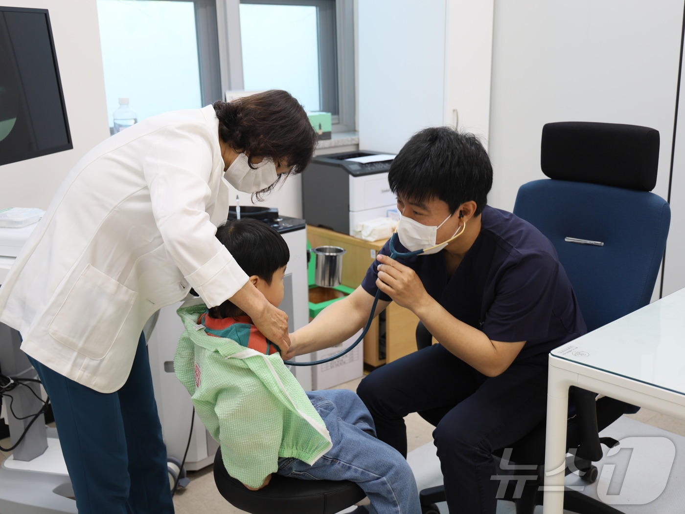 곡성군이 고향사랑기부금으로 운영하는 &#39;곡성에서 매일 만나는 소아과&#39;를 찾은 아이가 진료를 받고 있다. &#40;곡성군 제공. 재판매 및 DB금지&#41; ⓒ News1