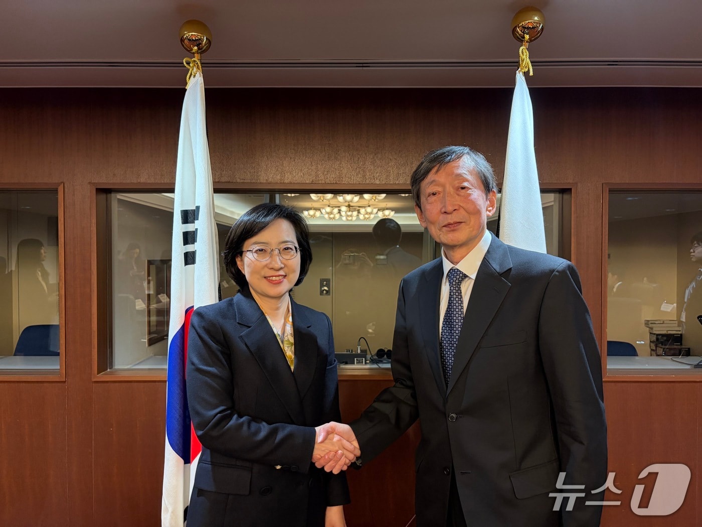 한민영(왼쪽) 외교부 기후환경과학외교 국장, 가와무라 히로시 일본 외무성 과학기술협력대사.(외교부 제공)