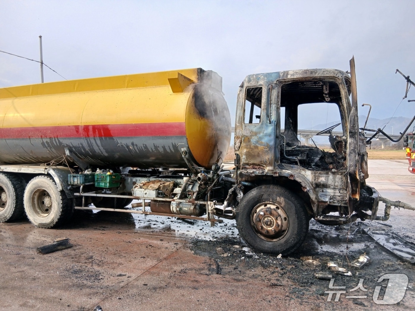 27일 오전 10시 5분쯤 충북 옥천군 청산면 하상도로 주차장에 있던 탱크로리에서 불이 나 2시간 30여 분만에 모두 꺼졌다.&#40;옥천소방서 제공. 재판매 및 DB금지&#41;/뉴스1