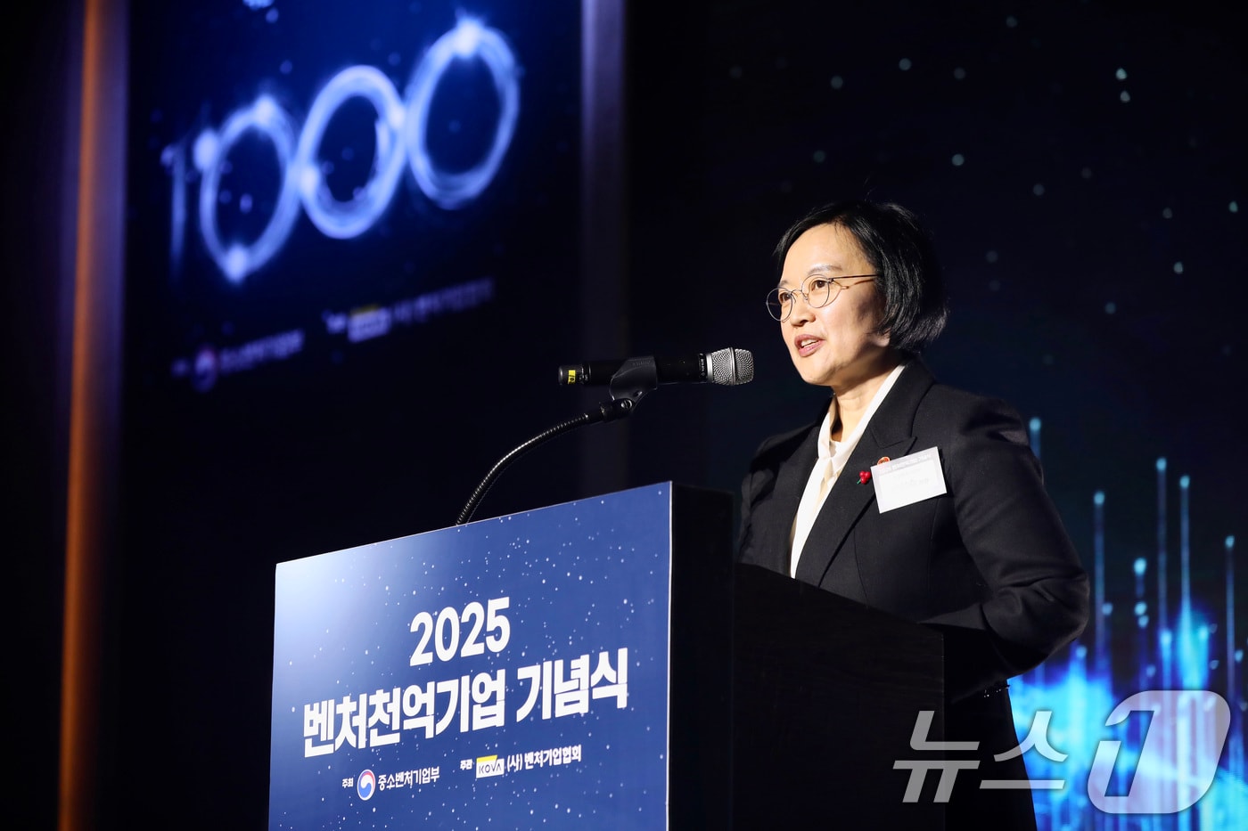 '벤처 30주년' 행사 참석한 한성숙 장관..."혁신 중심에 벤처인" - 뉴스 썸네일 이미지