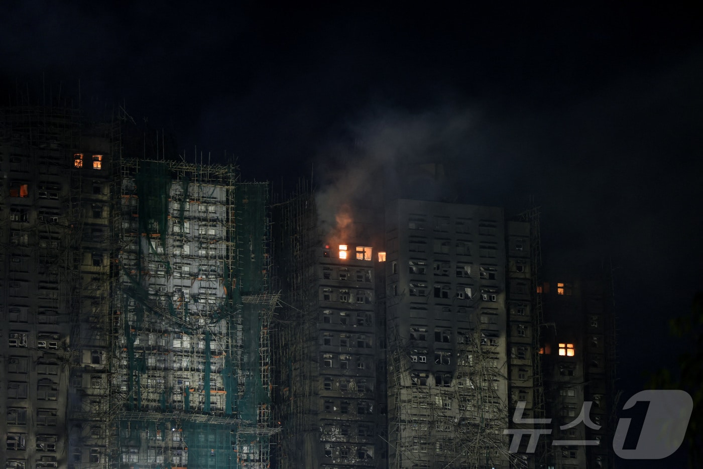 홍콩 타이포의 아파트 단지 '왕 푹 코트'에서 27일(현지시간) 불길과 함께 연기가 피어오르고 있다. 2025.11.27. ⓒ 로이터=뉴스1 ⓒ News1 이창규 기자