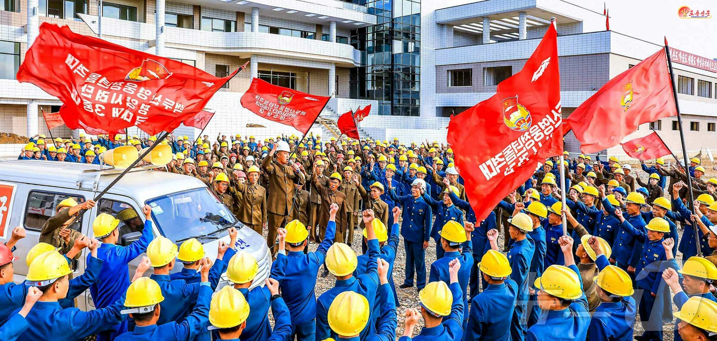 &#40;평양 노동신문=뉴스1&#41; = 북한 노동당 기관지 노동신문은 28일 백두산영웅청년돌격대원들이 신의주온실종합농장을 완공할 열의에 넘쳐 있다고 보도했다. [국내에서만 사용가능. 재배포 금지. DB 금지. For Use Only in the Republic of Korea. Redistribution Prohibited] rodongphoto@news1.kr