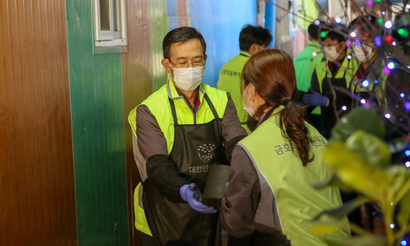 대전 중앙연구소 연탄봉사활동&#40;금호석유화학 제공&#41;. ⓒ 뉴스1