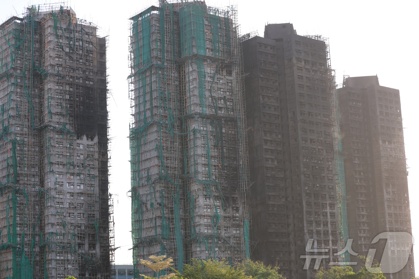 28일&#40;현지시간&#41; 홍콩 타이포 지역 왕 푹 콕 아파트 단지 화재 현장 모습.  완진됐지만 검게 그을린 아파트 외벽이 충격적이다.  2025.11.28/뉴스1 ⓒ News1 권현진 기자