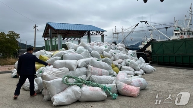 여수시가 &#39;조업 중 인양쓰레기 수매사업&#39;을 통해 구매한 해양쓰레기 더미. &#40;여수시 제공. 재판매 및 DB금지&#41;