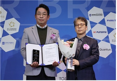 이건웅&#40;왼쪽&#41; 메디에이지 대표가 &#39;2025-2026 스타브랜드 대상&#39; 헬스케어 빅데이터 플랫폼 부문에서 대상을 수상한 뒤 기념촬영하고 있다.&#40;모아데이타 제공&#41;