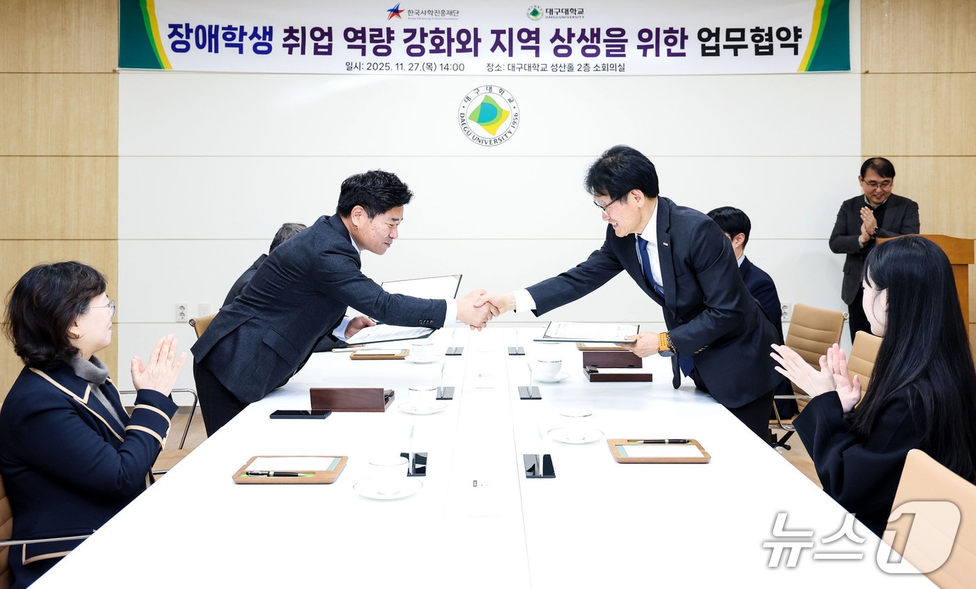 박순진 대구대 총장&#40;왼쪽&#41;과 이하운 한국사학진흥재단 이사장이 업무협약을 체결하고 있다. &#40;대구대 제공. 재판매 및 DB금지&#41;