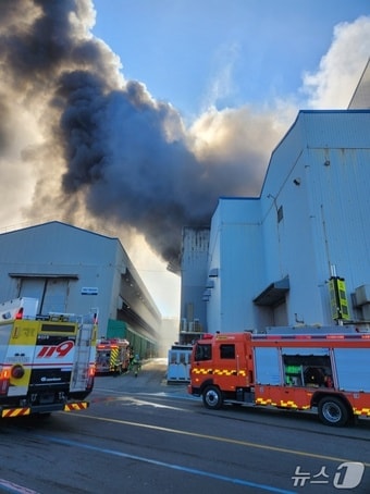 28일 오전 11시 43분께 울산 동구 HD현대일렉트릭 공장에 불이 나 약 50분만인 오후 12시 34분께 완전히 꺼졌다.&#40;울산소방 제공. 재판매 및 DB금지&#41;/뉴스1