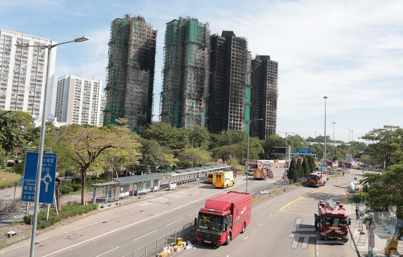 28일(현지시간) 홍콩 북부 타이포의 ‘왕 푹 코트’(Wang Fuk Court) 아파트 단지에서 대형 화재가 완진된 뒤, 소방차들이 철수하며 현장은 차분한 분위기를 보이고 있다. 2025.11.28/뉴스1 ⓒ News1 권현진 기자