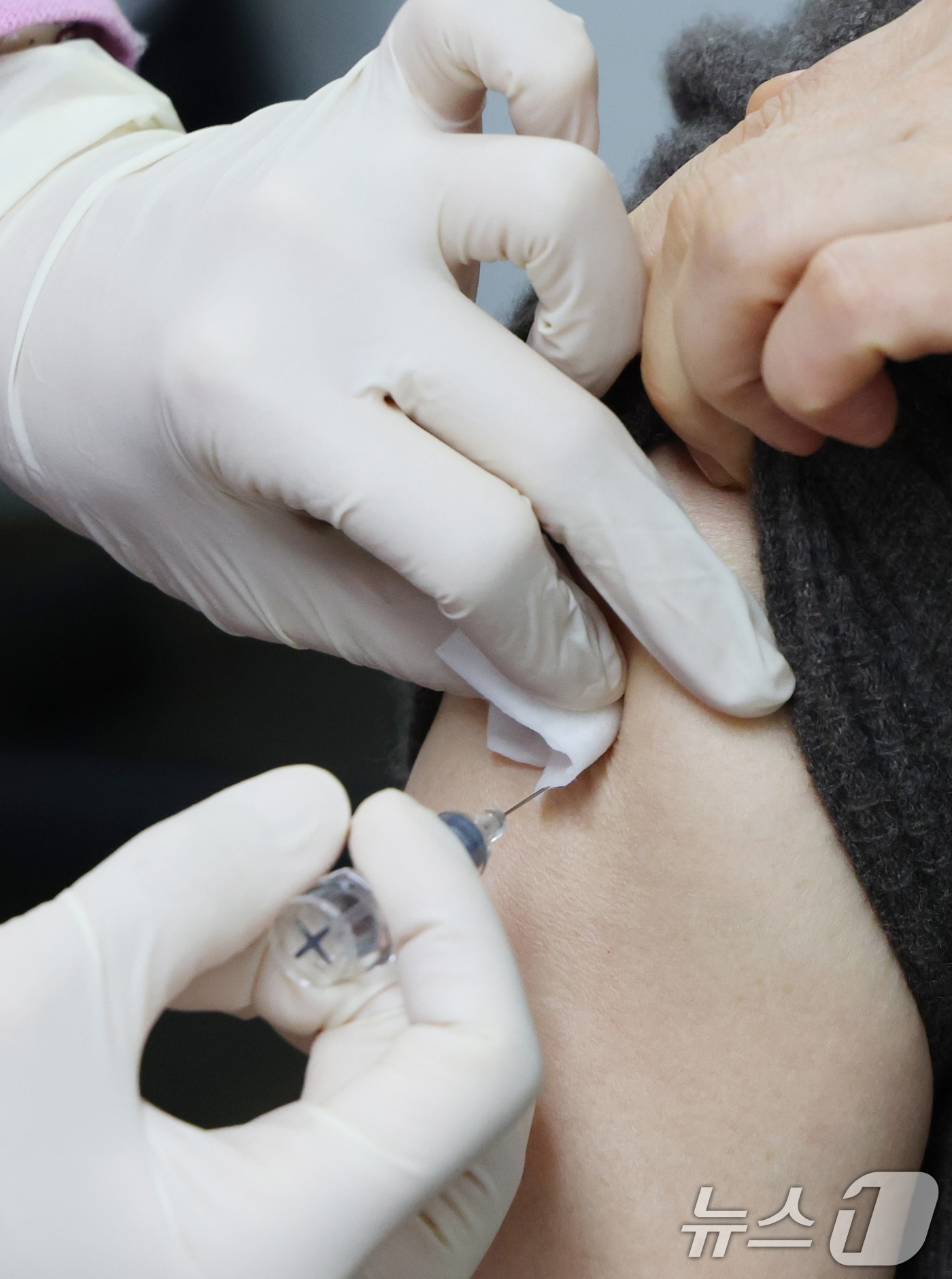 독감 환자가 5주 연속 증가하고 있는 가운데 28일 경기 수원시 팔달구 인구보건복지협회 경기도지회 가족보건의원 찾은 환자들이 독감 예방접종을 하고 있다. 현재 독감 환자는 지난해 같은 기간보다 14.7배, 전주와 비교해 6.9% 증가한 수치를 보이고 있다. 2025.11.28/뉴스1 ⓒ News1 김영운 기자