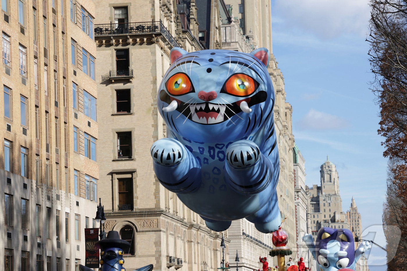 미국 뉴욕에서 27일(현지시간) 열린 2025년 메이시스 추수감사절 퍼레이드에서 더피 풍선이 날아가고 있다. 2025.11.27 ⓒ 로이터=뉴스1 ⓒ News1 김경민 기자