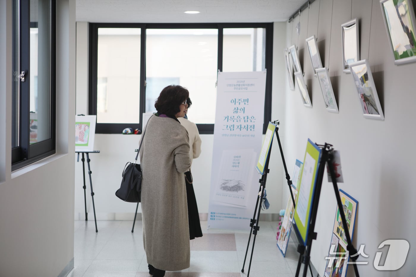 단양군의회와 단양군청을 잇는 미니 갤러리.(단양군의회 제공. 재판매 및 DB금지)/뉴스1