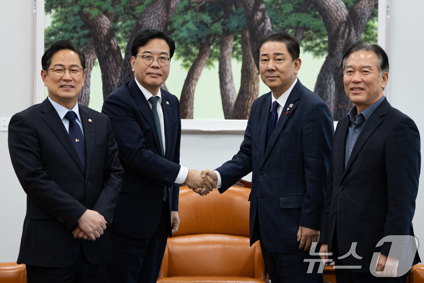 더불어민주당 김병기, 국민의힘 송언석 원내대표와 기획재정위원회 여야 간사가 28일 서울 여의도 국회에서 회동에 앞서 기념 촬영을 하고 있다. 왼쪽부터 국민의힘 박수영 기재위 간사, 송 원내대표, 더불어민주당 김 원내대표, 정태호 기재위 간사. 2025.11.28/뉴스1 ⓒ News1 유승관 기자