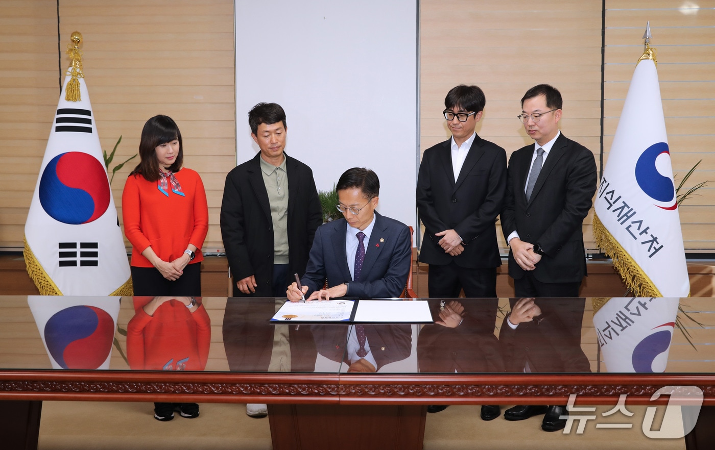 김용선 지식재산처장&#40;왼쪽에서 3번째&#41;이 등록증에 직접 서명하여 수여하고 있다. 왼쪽부터 1호 상표 등록증 수여자 마녀공장 송지혜 대표, 1호 디자인 등록증 수여자 에코썸코리아 김현 이사, 김용선 지식재산처장, 1호 특허증 수여자 오토노머스 에이투지 허명선 부사장, 정재환 지식재산처 지식재산정보국장&#40;지식재산처 제공.재판매 및 DB금지&#41;/뉴스1