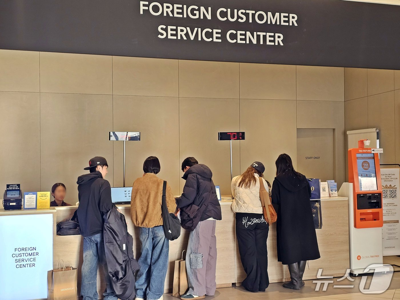 신세계백화점 센텀시티 외국인 전용 데스크에서 외국인 고객들이 서비스를 제공 받고 있다.(신세계 센텀시티 제공. 재판매 및 DB 금지)