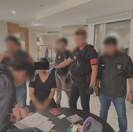 태국 수사 당국이 &#39;필로폰&#39;을 영리 목적으로 소지한 혐의로 일본인 40대 남성 2명을 체포했다. &#40;TBS 캡쳐&#41;