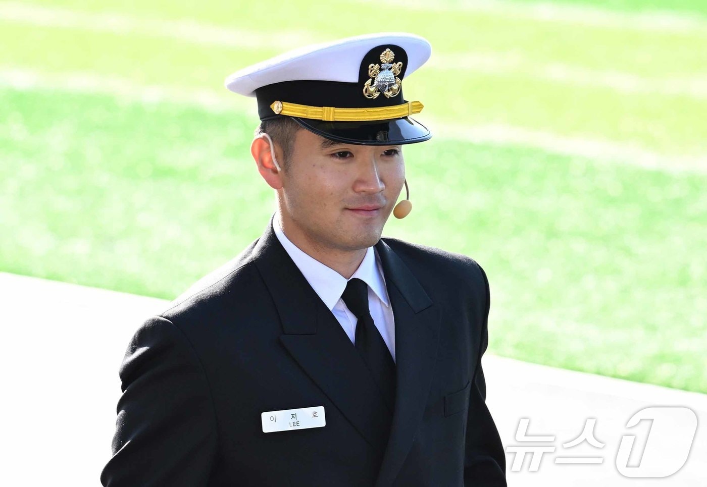 이재용 삼성전자 회장 장남 이지호 소위가 28일 오후 경남 창원시 진해구 해군사관학교에서 열린 '제139기 해군사관후보생 임관식'에 참석하고 있다. (공동취재) 2025.11.28/뉴스1 ⓒ News1 윤일지 기자