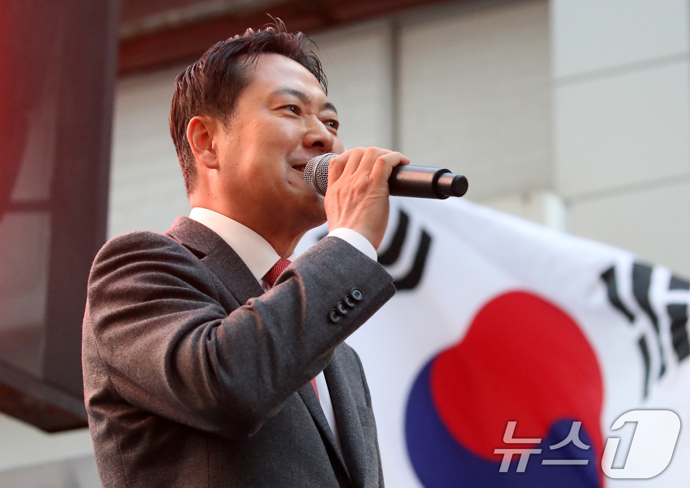 장동혁 국민의힘 대표가 28일 오후 대구 중구 동성로에서 열린 '민생회복 법치수호 대구 국민대회'에서 연설하고 있다. 2025.11.28/뉴스1 ⓒ News1 공정식 기자