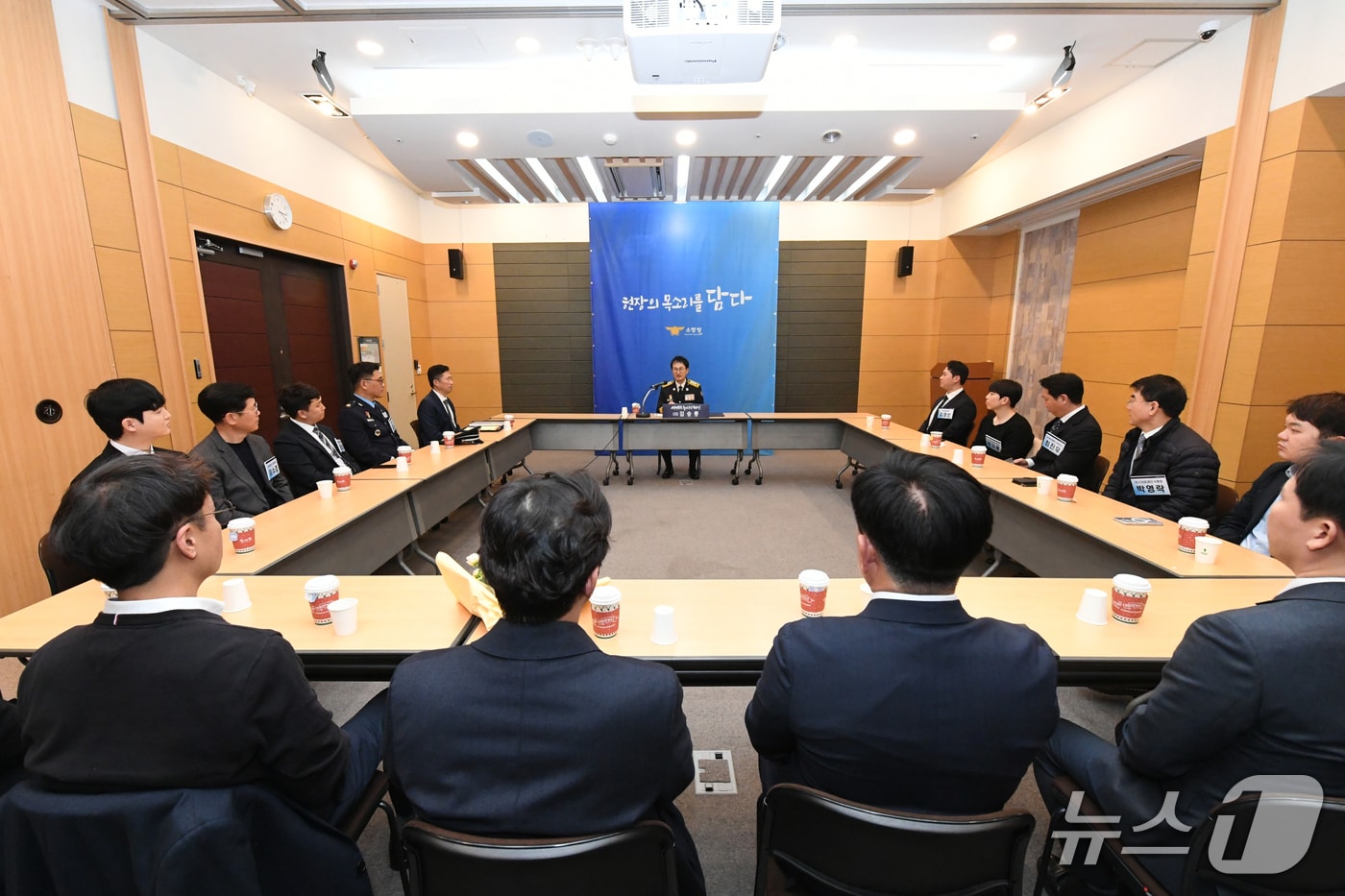 김승룡 소방청장 직무대행이 우수 소방안전관리자와 현장소통 간담회를 가지며 현장에서 겪는 애로사항과 고충을 직접 청취하고 있다