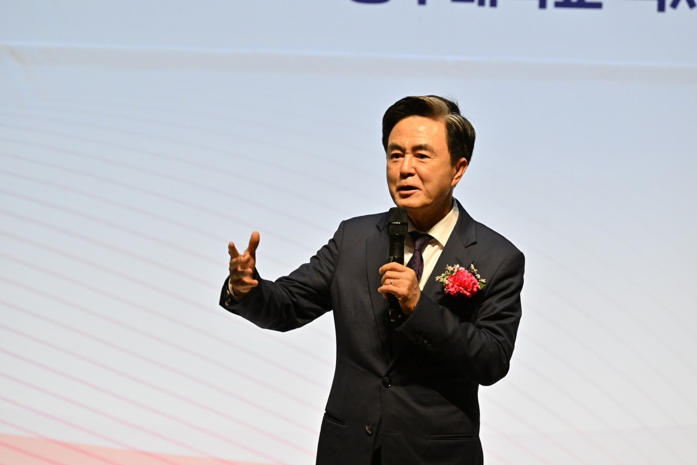 김태흠 지사가 '2025년 충청남도 소비자대회'에서 격려사를 하고 있다.(충남도 제공. 재판매 및 DB금지)/뉴스1